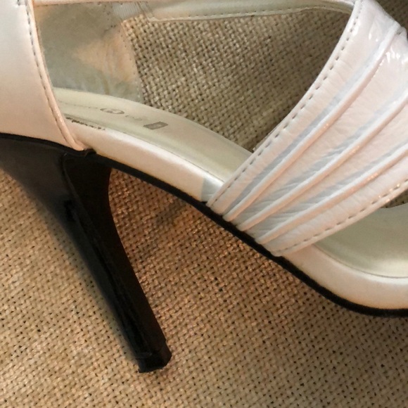 White and black heels - Picture 5 of 7